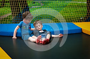 Mellizos Ellos son está descansando sobre el trampolín 