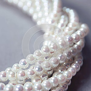 Twisted strands of nacre pearls