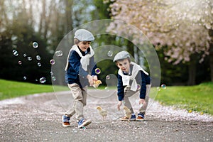 Dos jardín de infancia chico hermanos 