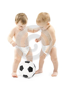 Due bambini palla da calcio Attraverso bianco 