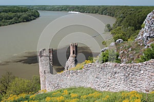 Dve bašty hradu Devín na Slovensku, stredoveká pevnosť