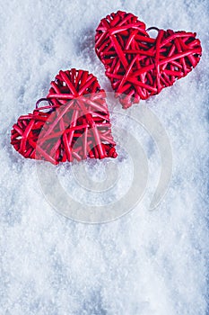 Due bellissimo antico cuore comune sul bianco la neve. un San Valentino 