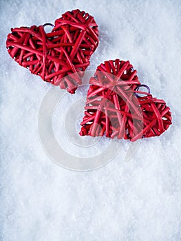 Due bellissimo antico cuore comune su bianco la neve. un San Valentino 