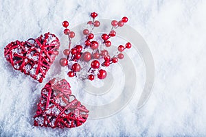 Due bellissimo antico cuore vischio frutti di bosco sul bianco la neve. un San Valentino 