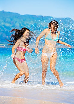 Dve krásny mladý dievčatá na pláž 