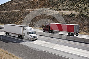Dve veľký výbava polotovarov nákladné autá prívesy beh na diaľnica v 