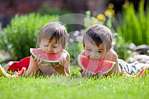 Due i ragazzi mangiare giardino 