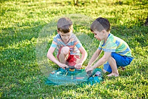 Dos los chicos hilado un nino juguete. juega torneo 