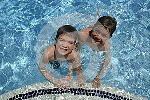 Dve chlapci v bazén 