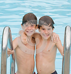 Dos los chicos sobre el piscina 