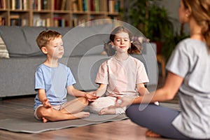 Fratello un sorella posa sul pavimento un meditazione chiuso occhi madre 