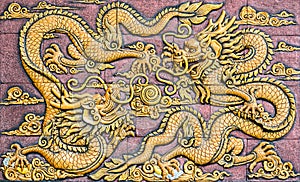 Dos chino estilo dorado dragones 