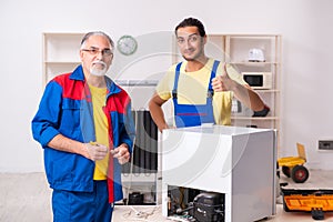 Dve dodávatelia oprava chladnička na dielňa 