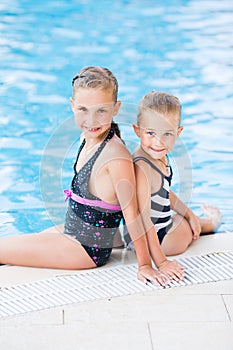 Dos lindo pequeno las chicas en nadar piscina 