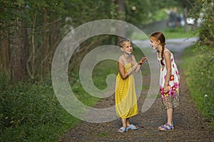 Due Carino poco le ragazze proposito di vivere piedi. estate 