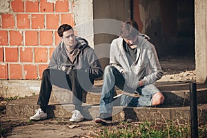 Dos deprimido a triste joven amigos amigos pensamiento acerca de problemas 
