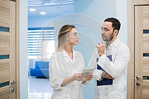 Two doctors discussing diagnosis while walking