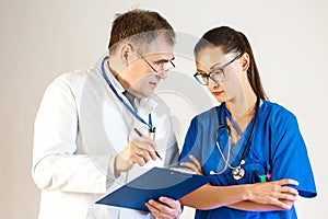 Two doctors are discussing the patient`s treatment plan