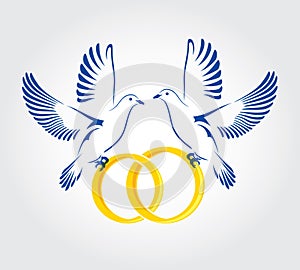 Dvě holubice létání snubní prsteny 