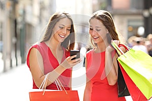 Dvě móda nakupující nakupování chytrý telefon 