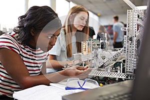 Dve žena vysoká škola študenti budova stroj v veda alebo inžinierstva trieda 