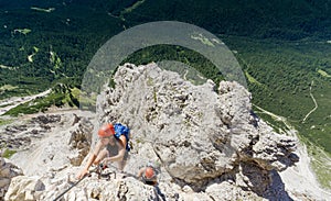 Due donne montagna scalatori sul esposto Attraverso dolomiti da 