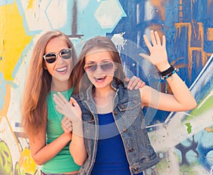 Dos ridículo carinoso adolescentes amigos sonriente a divirtiéndose 