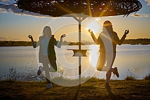 Dos las chicas amigos hermanas primos socialización divirtiéndose más cercano un paraguas sobre el costa o Playa de o un rio paz 