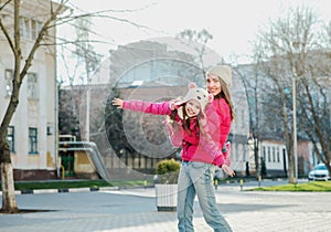 Two girls walking in the city.