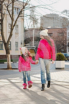 Two girls walking in the city.