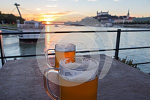 Krásný západ slunce a krásná piva nad řekou Dunaj v Bratislavě na Slovensku