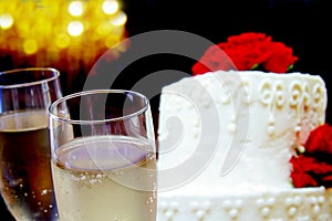 Two glasses ans cake