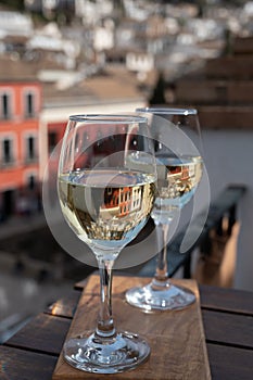 Due occhiali da spagnolo vino bianco serviamo sul tetto terrazza sul vecchio da andaluso 