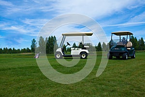 Two golf carts on the golfe course