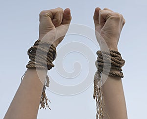 Dve ruky zlomený lano 