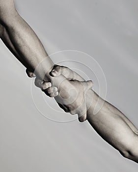 Dos manos ayúdamos mano de un amigo. ahorrar ayúdamos gesto o manos. fuerte sostener. espalda amistad 