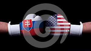 Dve ruky v boxerských rukaviciach s vlajkou USA a Slovenska. Koncept súťaže v boxe. Konfrontácia medzi dvoma krajinami