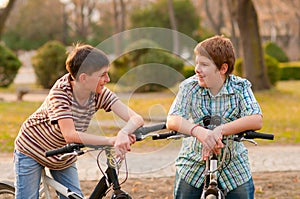 Dos feliz adolescente los chicos sobre el ruedas divirtiéndose 