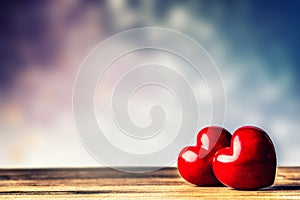 Dos corazón sobre el de madera lámina. Día de San Valentín. Día de San Valentín tarjeta de felicitación 