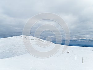 Dvaja turisti na Kráľovej holi v Nízkych Tatrách v zime