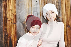 Dvě dítě dívky v klobouky 