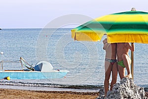 Dos sobre el la roca Playa un paraguas sobre el costa 