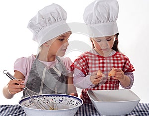 Dos pequeno las chicas en Cocinar traje 