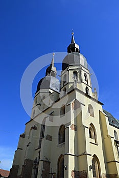 Dve mohutné veže gotickej katedrály sv. Mikuláša v Trnave, západné Slovensko, stredná Európa. Jarné denné svetlo slniečko