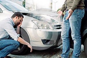 Dos hombres argumentar después auto accidente sobre el carreteras 