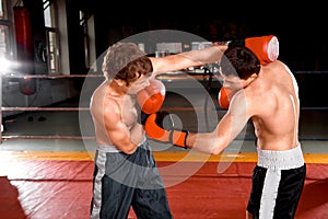 Two men is boxing on the ring