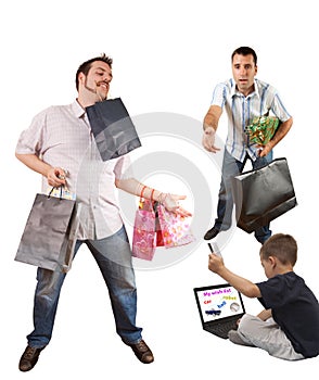 Dos hombres a compras conectado a internet 