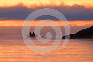 Zwei männer Linie ein Boot während sonnenaufgang das licht ist ein 