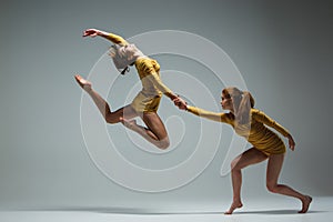 The two modern ballet dancers