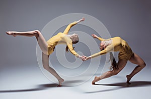 The two modern ballet dancers